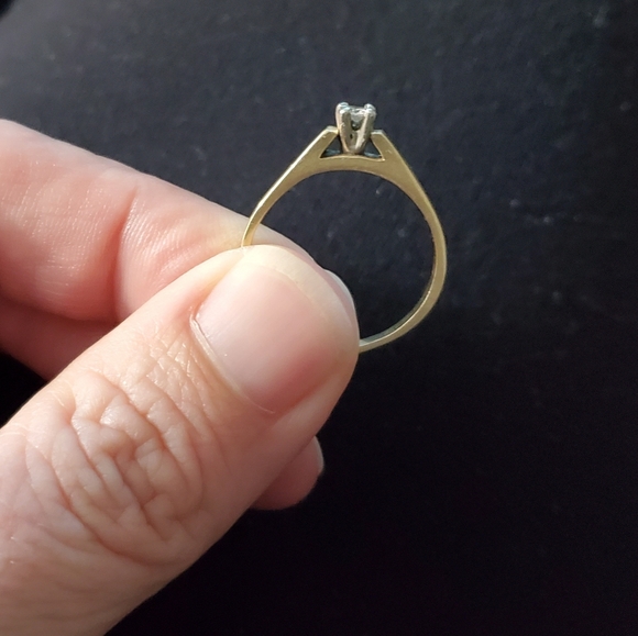 Engagement ring - Picture 2 of 2